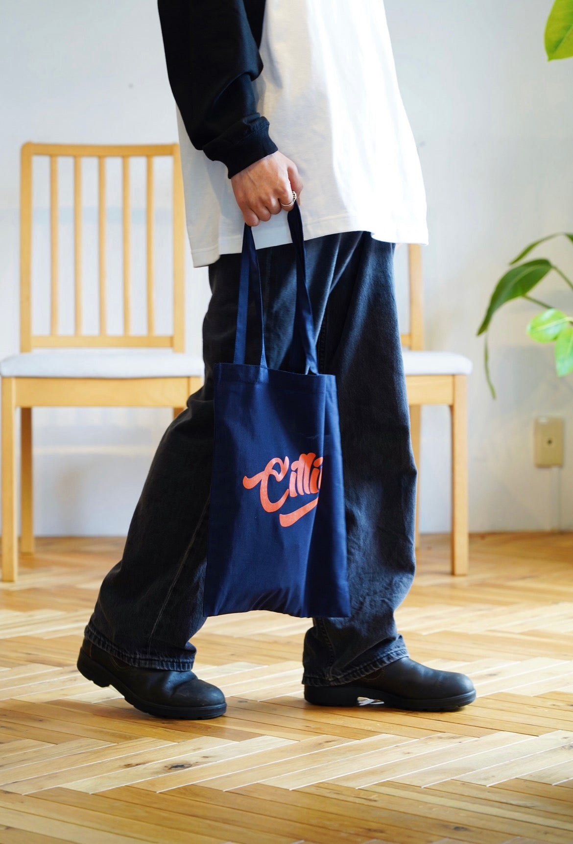 CHILLING TOTE BAG